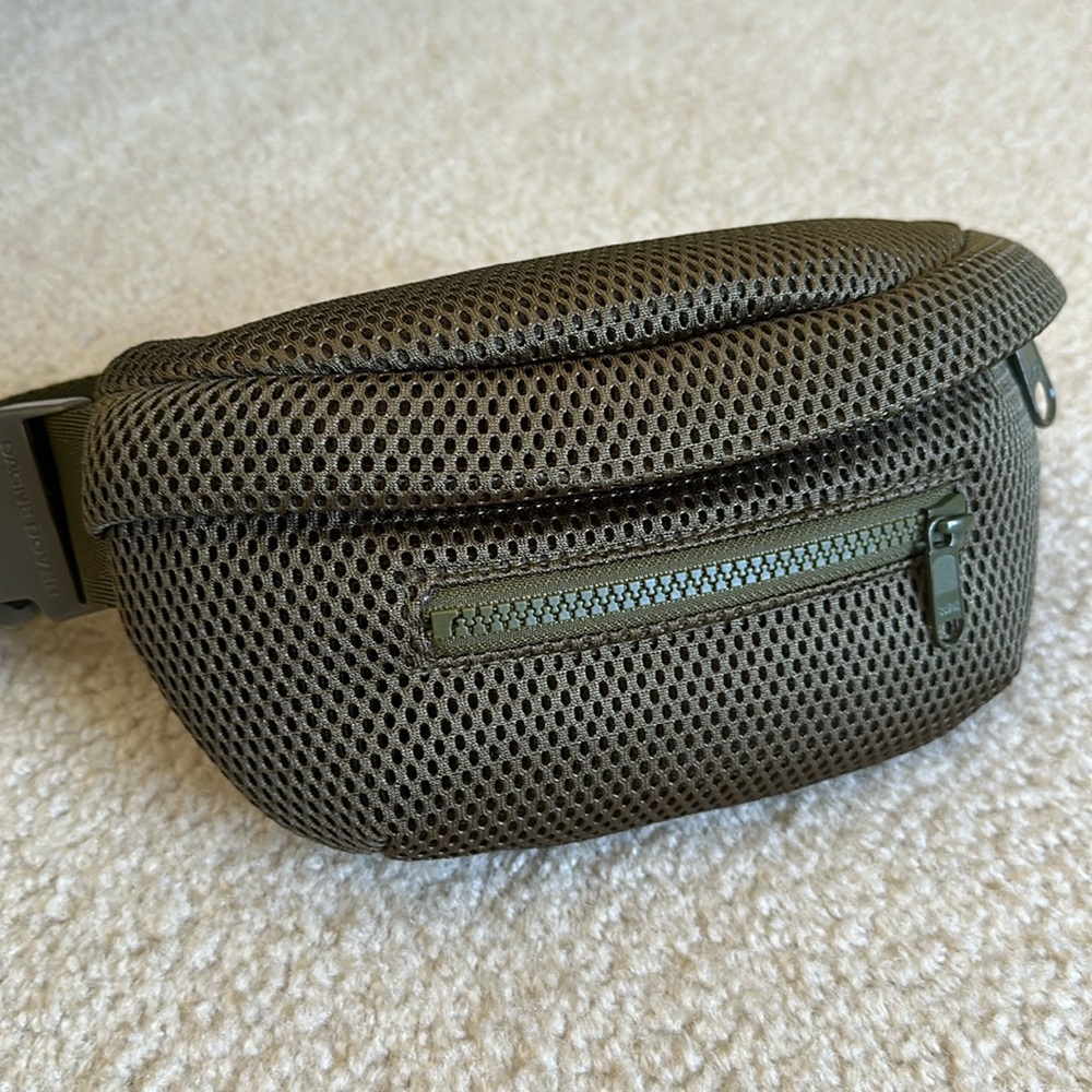 NWOT Dagne Dover Ace Fanny Pack in Dark Moss Air Mesh
